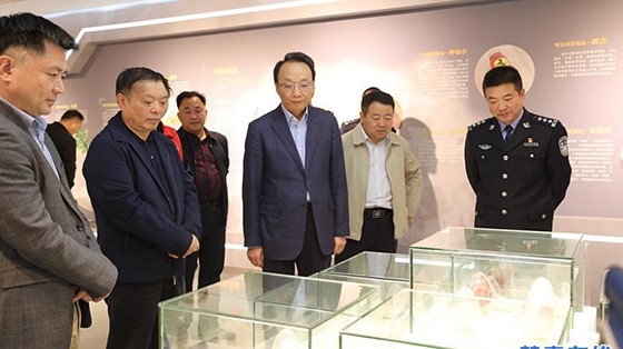 市委常委、政法委書記楊健蒞臨縣禁毒教育基地參觀指導(dǎo)