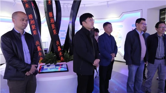 省發(fā)改委二級巡視員曾洪暉一行來上栗調研指導工作，并參觀由立標展覽布展的贛湘合作產業(yè)園展示館